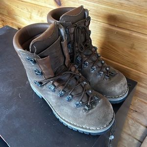 I have a pair of Alico boots for sale, made in Italy.